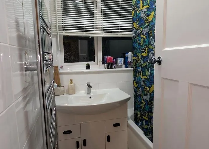 Spacious 4 Bdr House By Willco Short Lets & Serviced With Free Parking & Ideal For Families, Contractors بريستول