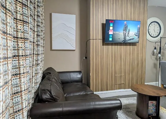 Spacious 4 Bdr House By Willco Short Lets & Serviced With Free Parking & Ideal For Families, Contractors