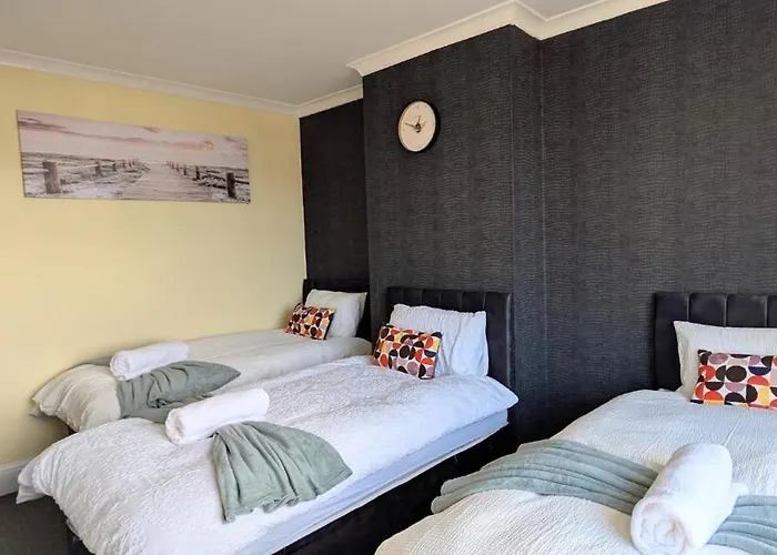 Apartmán Spacious 4 Bdr House By Willco Short Lets & Serviced With Free Parking & Ideal For Families, Contractors