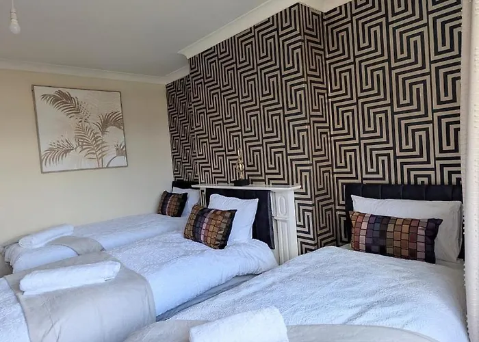 Spacious 4 Bdr House By Willco Short Lets & Serviced With Free Parking & Ideal For Families, Contractors Bristol