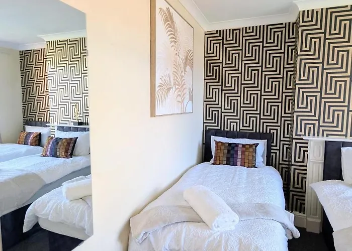 Spacious 4 Bdr House By Willco Short Lets & Serviced With Free Parking & Ideal For Families, Contractors شقة بريستول