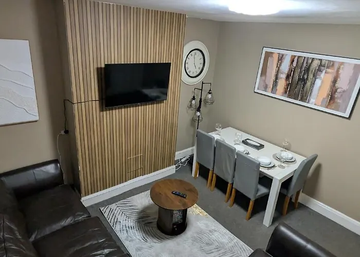 Apartmán Spacious 4 Bdr House By Willco Short Lets & Serviced With Free Parking & Ideal For Families, Contractors