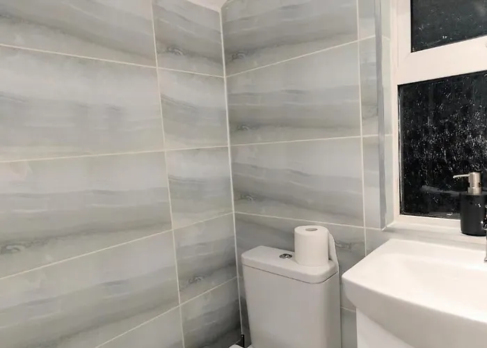 Spacious 4 Bdr House By Willco Short Lets & Serviced With Free Parking & Ideal For Families, Contractors