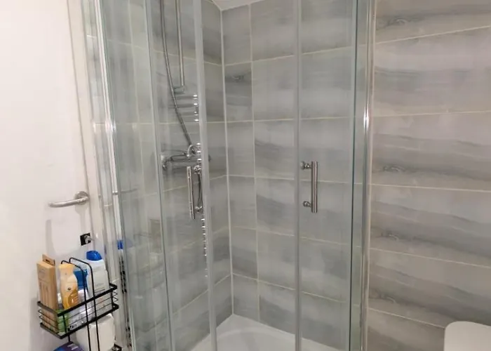 Apartmán Spacious 4 Bdr House By Willco Short Lets & Serviced With Free Parking & Ideal For Families, Contractors