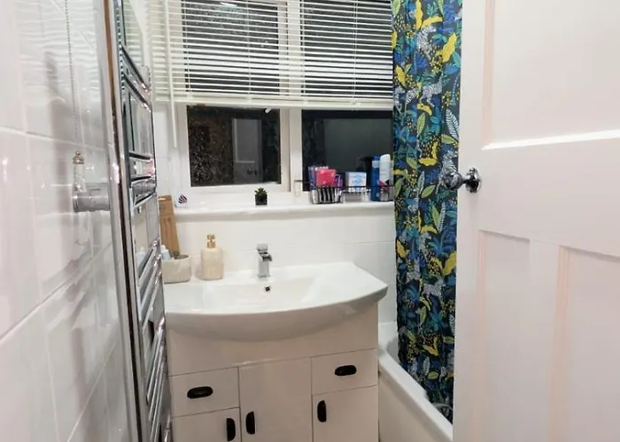 Spacious 4 Bdr House By Willco Short Lets & Serviced With Free Parking & Ideal For Families, Contractors