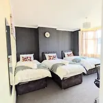 아파트 Spacious 4 Bdr House By Willco Short Lets & Serviced With Free Parking & Ideal For Families, Contractors *