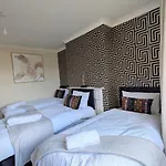 Spacious 4 Bdr House By Willco Short Lets & Serviced With Free Parking & Ideal For Families, Contractors 브리스틀