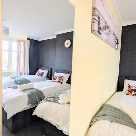 Spacious 4 Bdr House By Willco Short Lets & Serviced With Free Parking & Ideal For Families, Contractors Apartmán