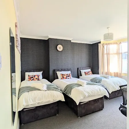 Apartmán Spacious 4 Bdr House By Willco Short Lets & Serviced With Free Parking & Ideal For Families, Contractors