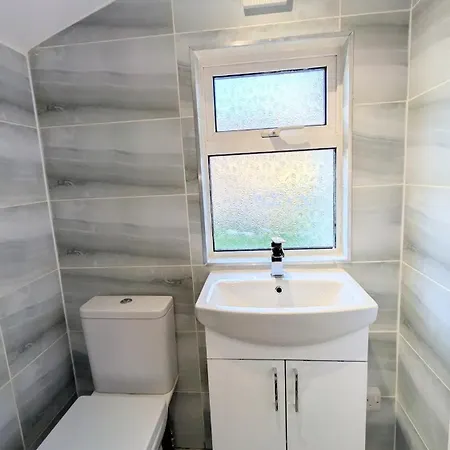 Apartmán Spacious 4 Bdr House By Willco Short Lets & Serviced With Free Parking & Ideal For Families, Contractors *