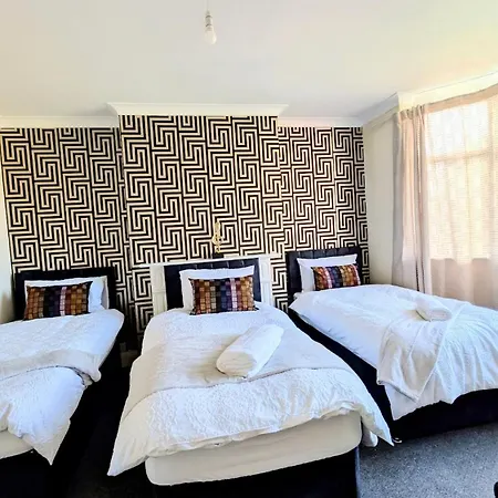 Spacious 4 Bdr House By Willco Short Lets & Serviced With Free Parking & Ideal For Families, Contractors Apartmán *