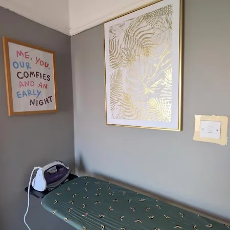 Spacious 4 Bdr House By Willco Short Lets & Serviced With Free Parking & Ideal For Families, Contractors