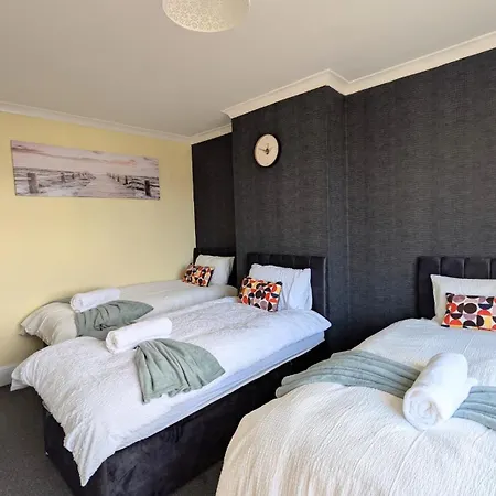 Apartmán Spacious 4 Bdr House By Willco Short Lets & Serviced With Free Parking & Ideal For Families, Contractors