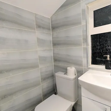 Spacious 4 Bdr House By Willco Short Lets & Serviced With Free Parking & Ideal For Families, Contractors