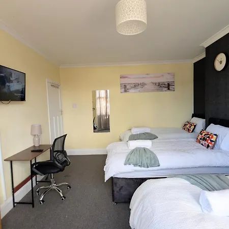 Spacious 4 Bdr House By Willco Short Lets & Serviced With Free Parking & Ideal For Families, Contractors