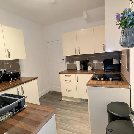 Spacious 4 Bdr House By Willco Short Lets & Serviced With Free Parking & Ideal For Families, Contractors *