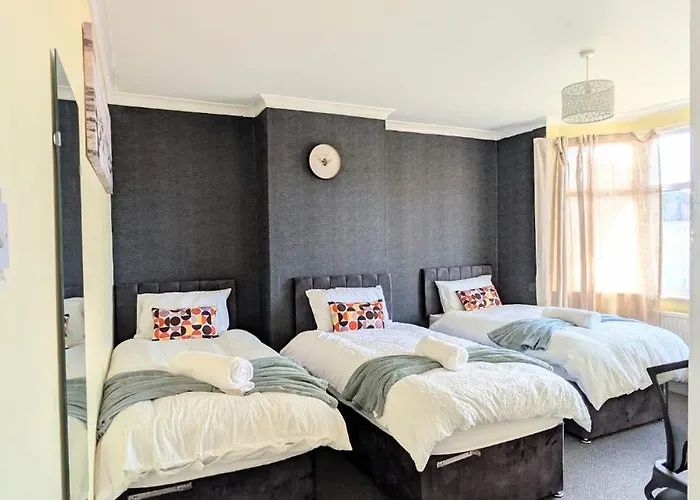 Apartament Spacious 4 Bdr House By Willco Short Lets & Serviced With Free Parking & Ideal For Families, Contractors