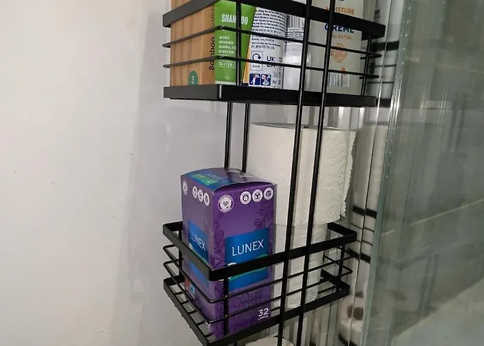 Spacious 4 Bdr House By Willco Short Lets & Serviced With Free Parking & Ideal For Families, Contractors Apartament *