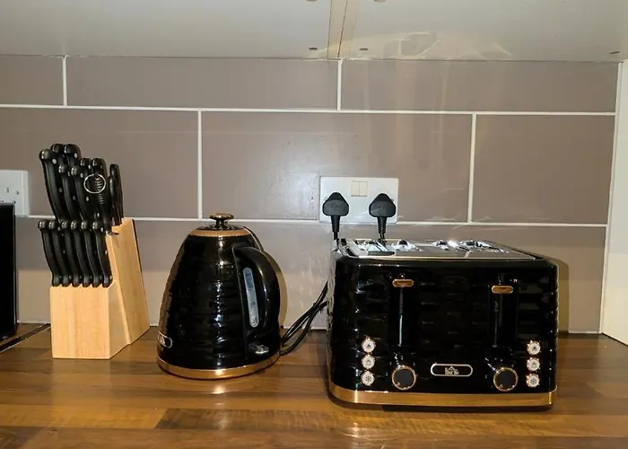 Apartament Spacious 4 Bdr House By Willco Short Lets & Serviced With Free Parking & Ideal For Families, Contractors *