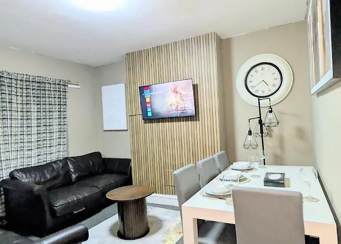 Apartament Spacious 4 Bdr House By Willco Short Lets & Serviced With Free Parking & Ideal For Families, Contractors *