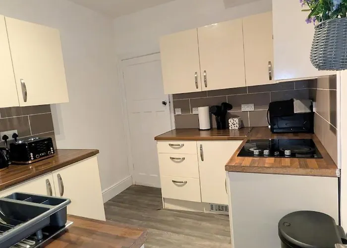 Apartament Spacious 4 Bdr House By Willco Short Lets & Serviced With Free Parking & Ideal For Families, Contractors