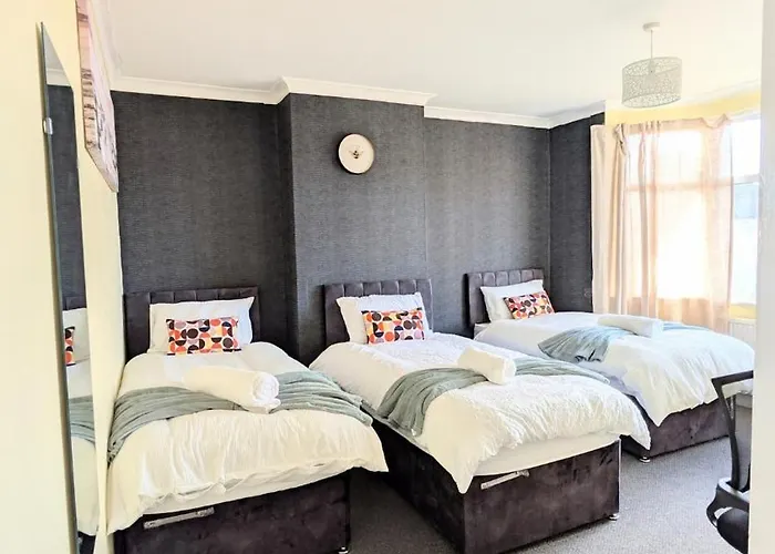 Apartament Spacious 4 Bdr House By Willco Short Lets & Serviced With Free Parking & Ideal For Families, Contractors *