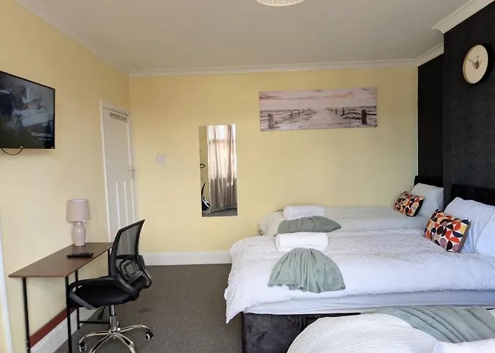 Spacious 4 Bdr House By Willco Short Lets & Serviced With Free Parking & Ideal For Families, Contractors