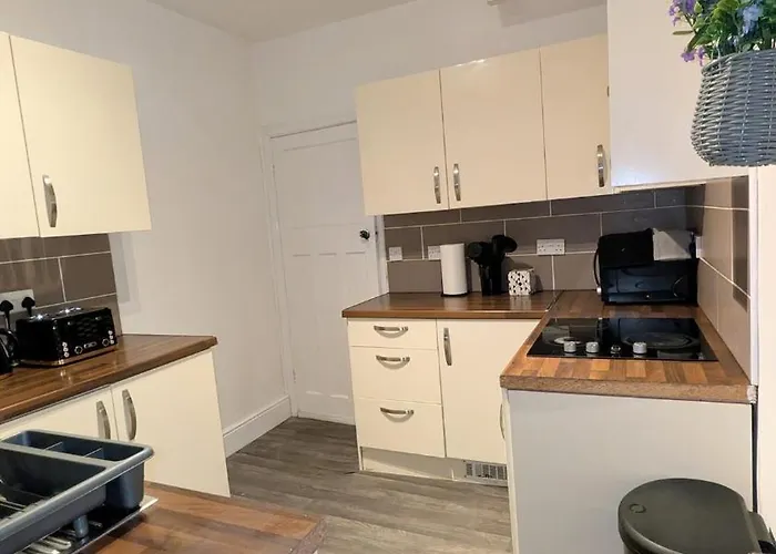 Spacious 4 Bdr House By Willco Short Lets & Serviced With Free Parking & Ideal For Families, Contractors *